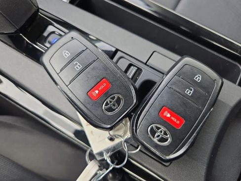 Used 2024 Toyota Prius LE FWD image 31