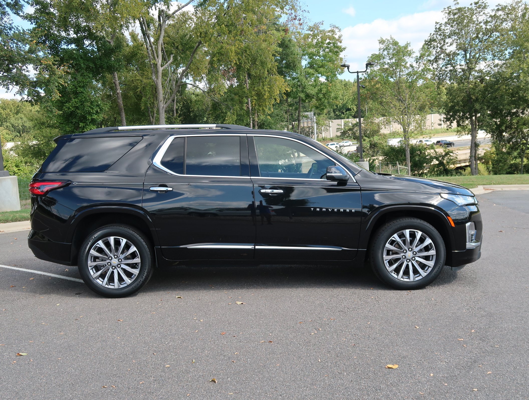 Used 2023 Chevrolet Traverse Premier w/ LPO, Cargo Package FWD image 9