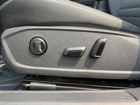 Used 2025 Volkswagen Jetta SE FWD image 10