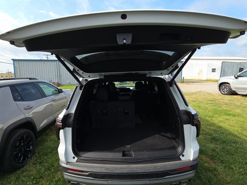 Used 2026 Chevrolet Traverse LT AWD/4WD image 15