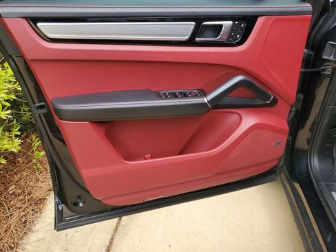 Used 2022 Porsche Cayenne Platinum Edition image 18