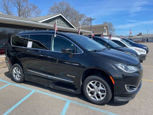 Used 2020 Chrysler Pacifica Touring-L w/ Tire & Wheel Group FWD image 31