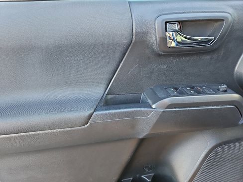 Used 2019 Toyota Tacoma TRD Sport image 11