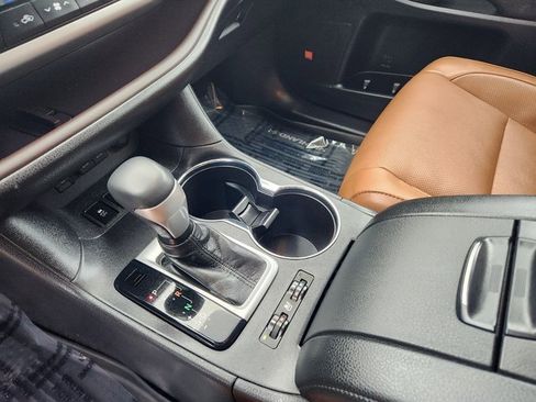 Used 2019 Toyota Highlander Limited image 17