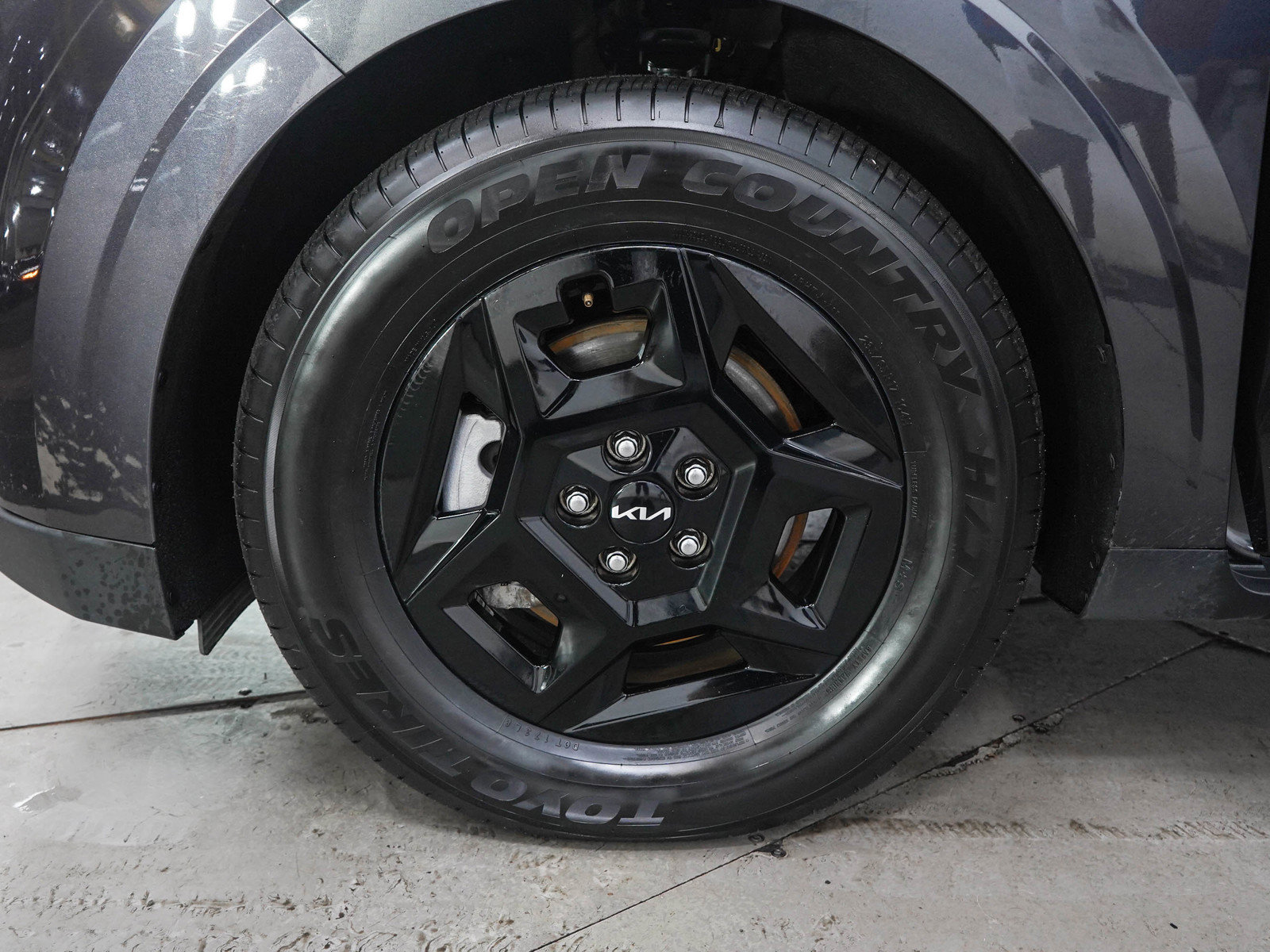 Used 2025 Kia Carnival FWD image 30