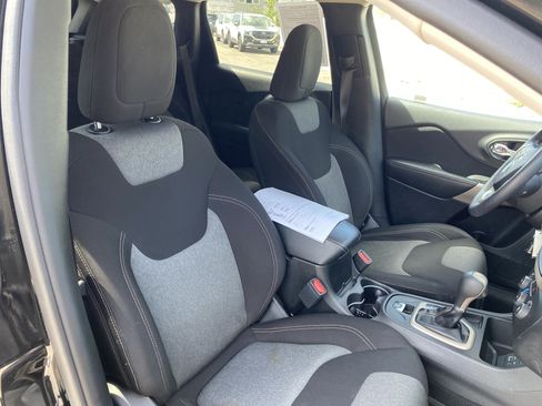 Used 2018 Jeep Cherokee Latitude FWD image 21