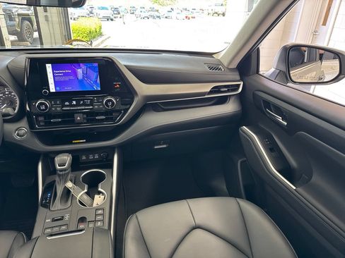 Used 2023 Toyota Highlander XLE AWD/4WD image 47
