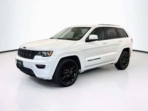 Used 2018 Jeep Grand Cherokee Altitude AWD/4WD image 3