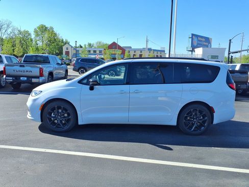 Used 2025 Chrysler Pacifica Limited FWD image 31