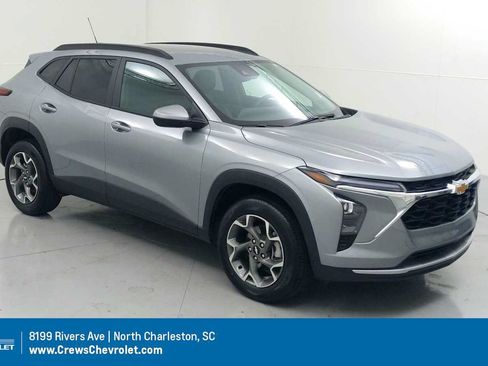 Certified 2025 Chevrolet Trax LT FWD image 1