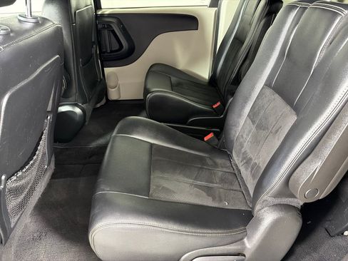 Used 2019 Dodge Grand Caravan SXT FWD image 12
