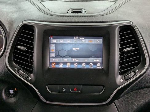 Used 2019 Jeep Cherokee Latitude Plus w/ Cold Weather Group AWD/4WD image 24