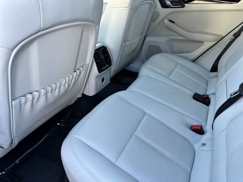 Certified 2025 Porsche Macan AWD/4WD image 13