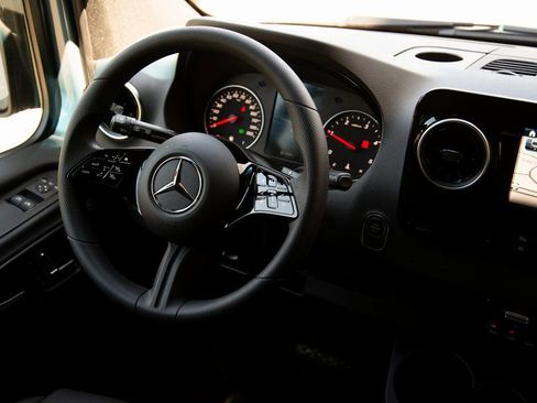 Used 2025 Mercedes-Benz Sprinter 2500 image 30