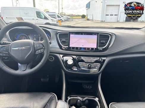 Used 2025 Chrysler Pacifica Limited FWD image 11