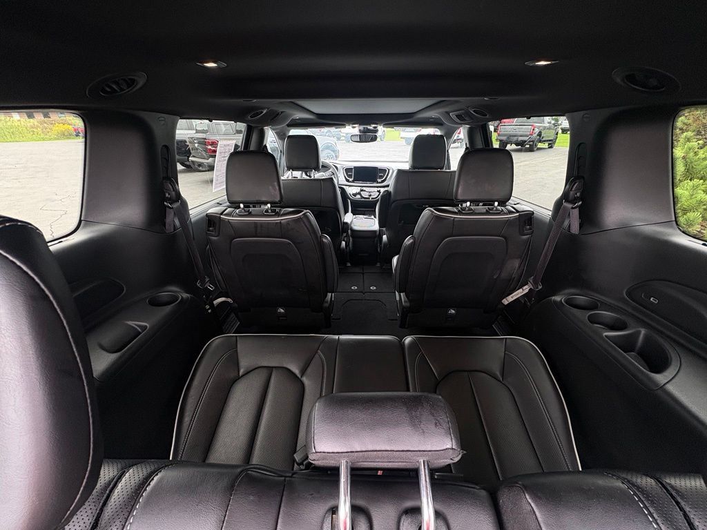 Used 2025 Chrysler Pacifica Limited FWD image 11