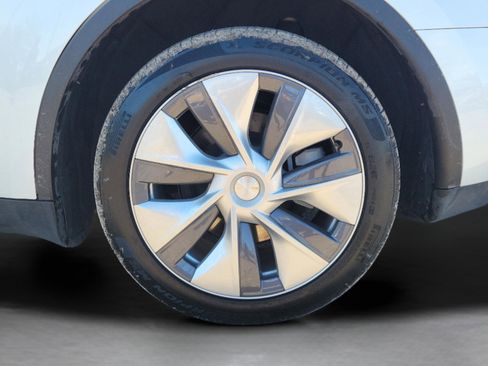 Used 2024 Tesla Model Y Long Range image 37