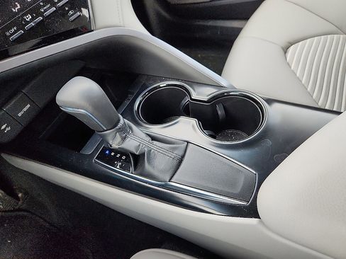 Used 2019 Toyota Camry L image 12