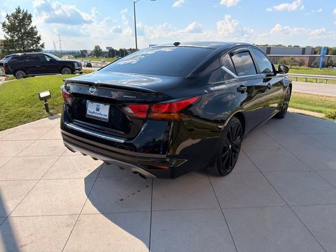 Used 2022 Nissan Altima 2.5 SR w/ Midnight Edition Package FWD image 9