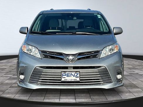 Used 2019 Toyota Sienna XLE FWD image 2