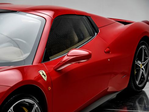 Used 2013 Ferrari 458 Spider image 32