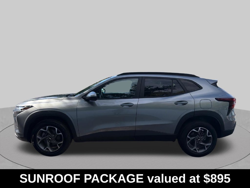 Used 2024 Chevrolet Trax LT w/ Sunroof Package FWD image 2
