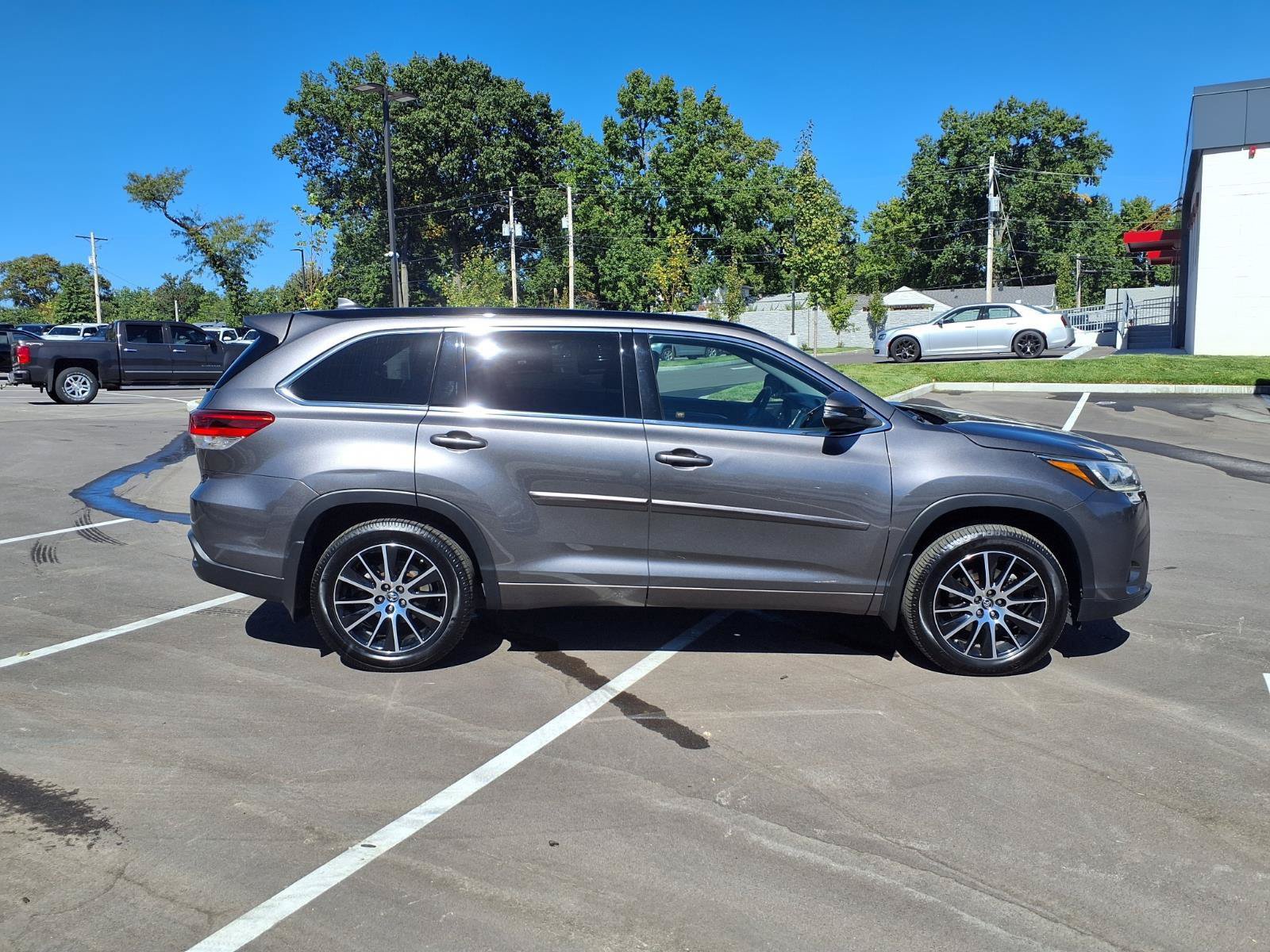 Used 2018 Toyota Highlander SE AWD/4WD image 2