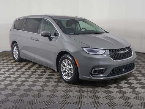 Used 2023 Chrysler Pacifica Touring-L FWD image 2