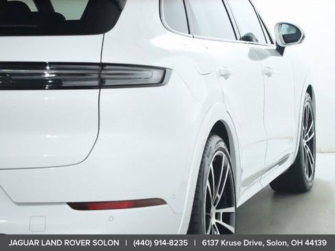 Used 2025 Porsche Cayenne GTS AWD/4WD image 8