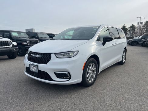 New 2026 Chrysler Pacifica Select image 3