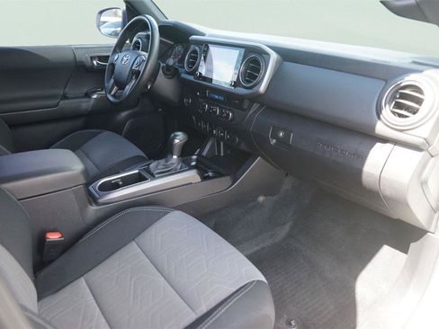 Used 2022 Toyota Tacoma TRD Sport w/ Technology Package RWD image 17