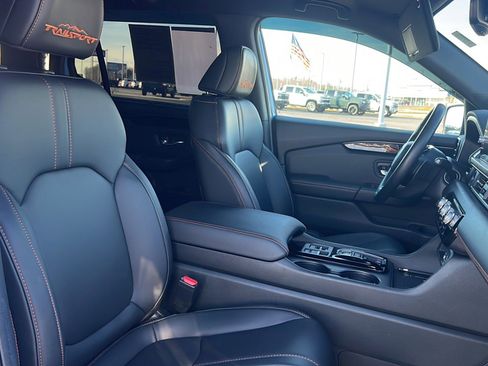 Used 2025 Honda Pilot TrailSport image 11