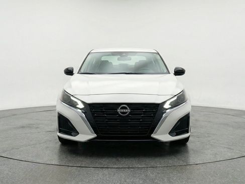 Used 2025 Nissan Altima 2.5 SV FWD image 2