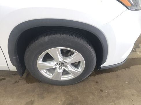 Used 2023 Toyota Highlander L FWD image 2