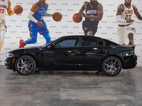 Used 2018 Dodge Charger SXT w/ Blacktop Package image 16