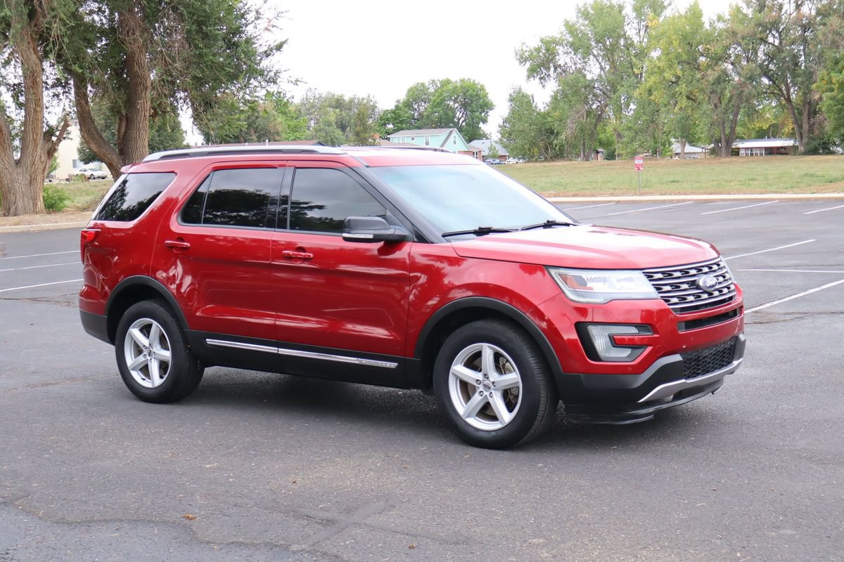 Used 2016 Ford Explorer XLT w/ Equipment Group 202A AWD/4WD image 2