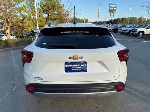 Used 2025 Chevrolet Trax LT w/ Driver Confidence Package FWD image 4