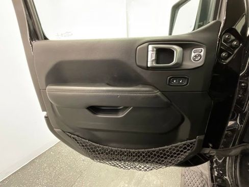 Used 2020 Jeep Gladiator Overland AWD/4WD image 9