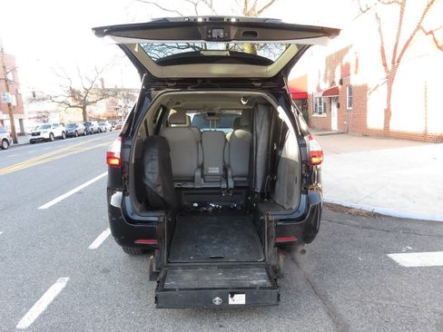 Used 2020 Toyota Sienna L image 23