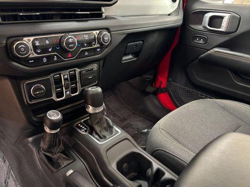 Used 2025 Jeep Wrangler Unlimited Sahara AWD/4WD image 41