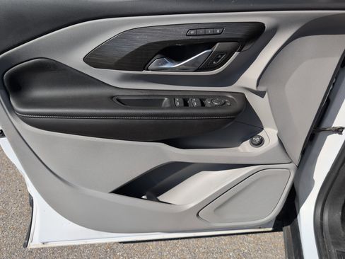 Used 2022 GMC Terrain SLT w/ LPO, Floor Liner Package image 11