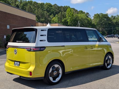 Used 2025 Volkswagen ID. Buzz Pro S Plus RWD image 9