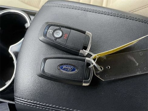 Used 2017 Ford Edge SEL image 31