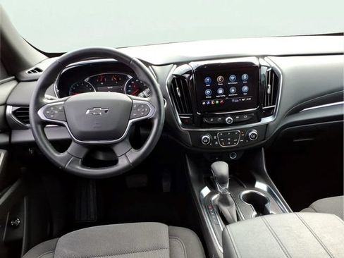 Used 2023 Chevrolet Traverse LT FWD image 9
