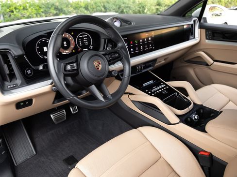 Certified 2025 Porsche Cayenne S AWD/4WD image 3