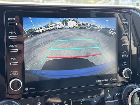 Used 2022 Toyota Highlander XLE AWD/4WD image 13
