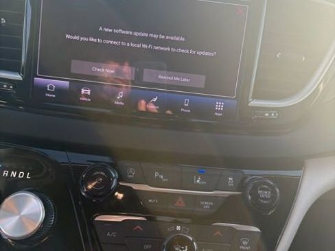 Used 2023 Chrysler Pacifica Touring-L image 16