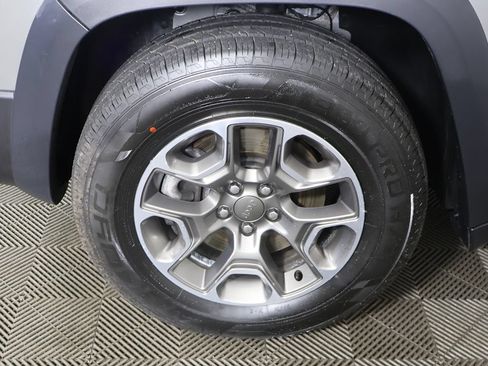 Used 2022 Jeep Cherokee Trailhawk AWD/4WD image 15