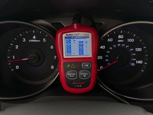 Used 2013 Hyundai Veloster w/ Style Pkg FWD image 17