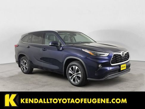 Used 2022 Toyota Highlander XLE AWD/4WD image 3